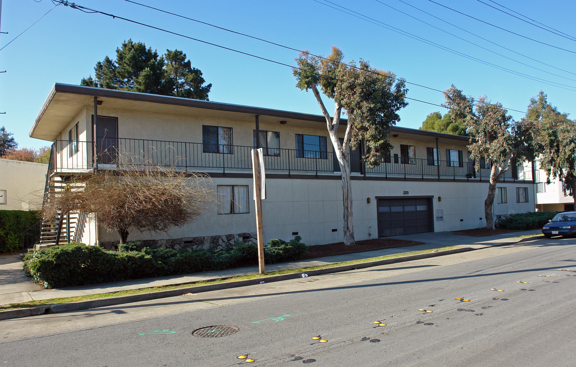 255 Rollins Rd in Burlingame, CA - Foto de edificio