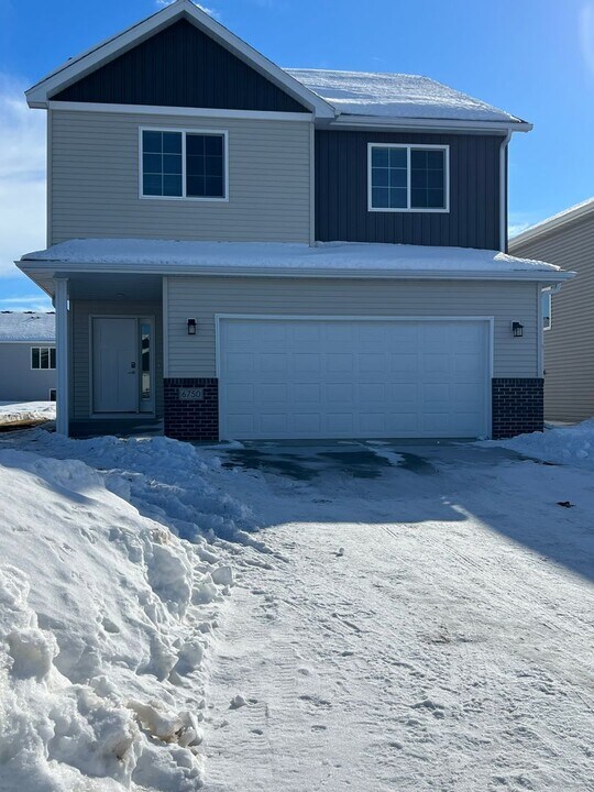 6750 71st Ave S in Horace, ND - Building Photo