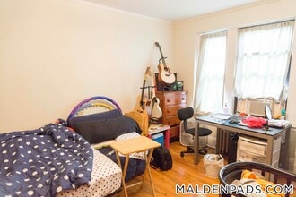 349 Pleasant St in Malden, MA - Foto de edificio - Building Photo