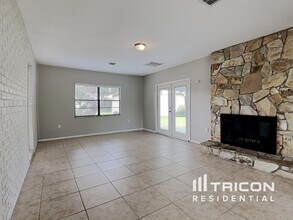 1010 Rochelle Ln in Valrico, FL - Building Photo - Building Photo