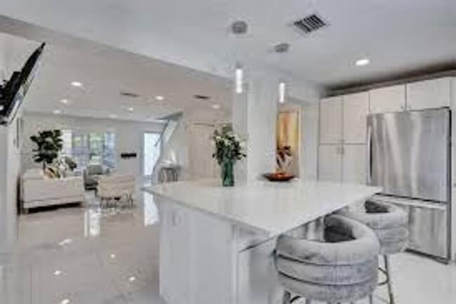 3881 NE 16th Ave in Oakland Park, FL - Building Photo - Building Photo