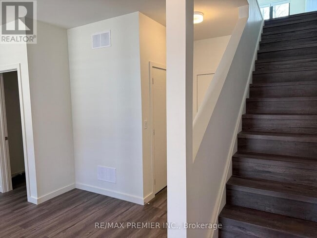 22 Rainwater Ln in Barrie, ON - Building Photo - Building Photo