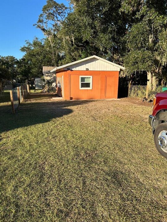 1329 Dean Ave in Eustis, FL - Foto de edificio