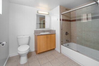 13429 Vanowen St in Los Angeles, CA - Foto de edificio - Building Photo