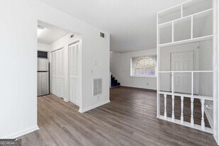 1073 Laurel Ln NW in Conyers, GA - Building Photo