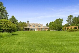 571 Pauls Ln in Bridgehampton, NY - Building Photo - Building Photo