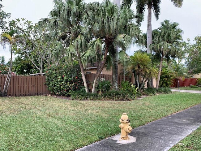 13235 SW 104th Terrace in Miami, FL - Building Photo - Building Photo