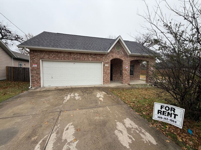 3618 Metropolitan Ave in Dallas, TX - Building Photo - Building Photo