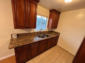 1319 E California Ave, Unit B in Glendale, CA - Building Photo - Building Photo