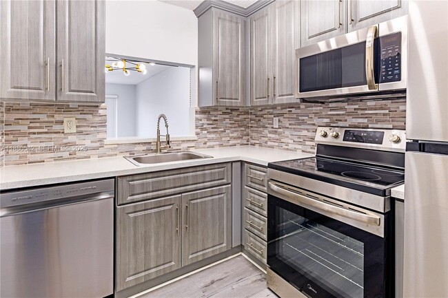 365 NE 125th St in North Miami, FL - Building Photo - Building Photo