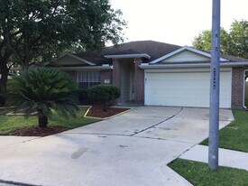 1703 Oak Valley Dr in Kemah, TX - Building Photo
