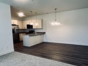 13713 Hanley Ln in Riverton, UT - Foto de edificio - Building Photo