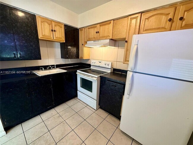 1610 NW 52nd Ave in Lauderhill, FL - Foto de edificio - Building Photo