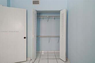 5490 W 21st Ct in Hialeah, FL - Foto de edificio - Building Photo