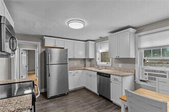 32 Bates Ave in Warwick, RI - Building Photo - Building Photo