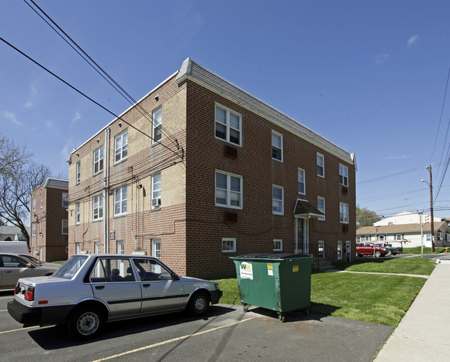 8127 Algon Ave in Philadelphia, PA - Foto de edificio - Building Photo