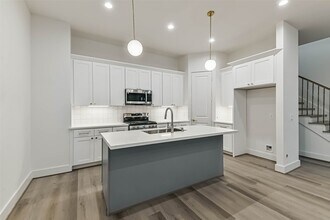 7709 Earl Rudder Wy in Houston, TX - Foto de edificio - Building Photo