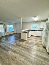 15025 SE East Ave in Milwaukie, OR - Building Photo - Building Photo
