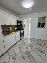 301 SW 76th Ct, Unit 301 in Miami, FL - Foto de edificio - Building Photo