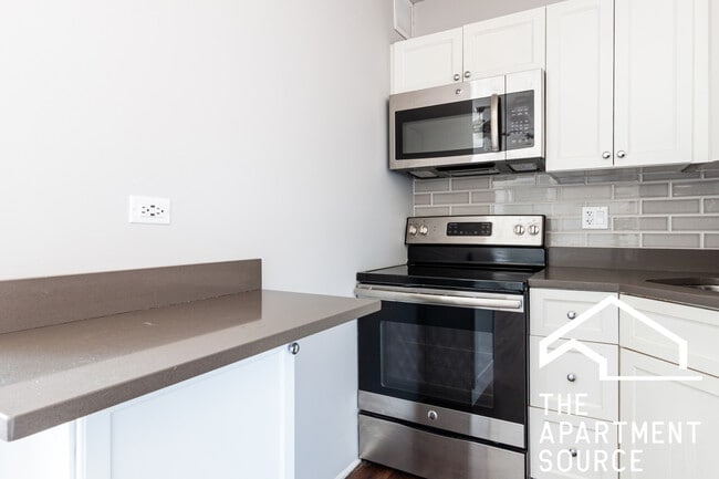 817 W Lakeside Pl in Chicago, IL - Building Photo - Building Photo