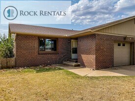 903 E 24th Ave in Hutchinson, KS - Building Photo