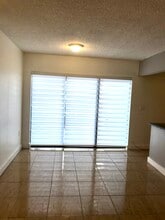 10030 NW 9th St Cir in Miami, FL - Building Photo - Building Photo