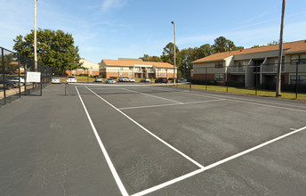 Whispering Pines in Columbia, SC - Foto de edificio - Building Photo