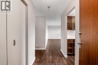 3936 Wyandotte St E in Windsor, ON - Foto de edificio - Building Photo