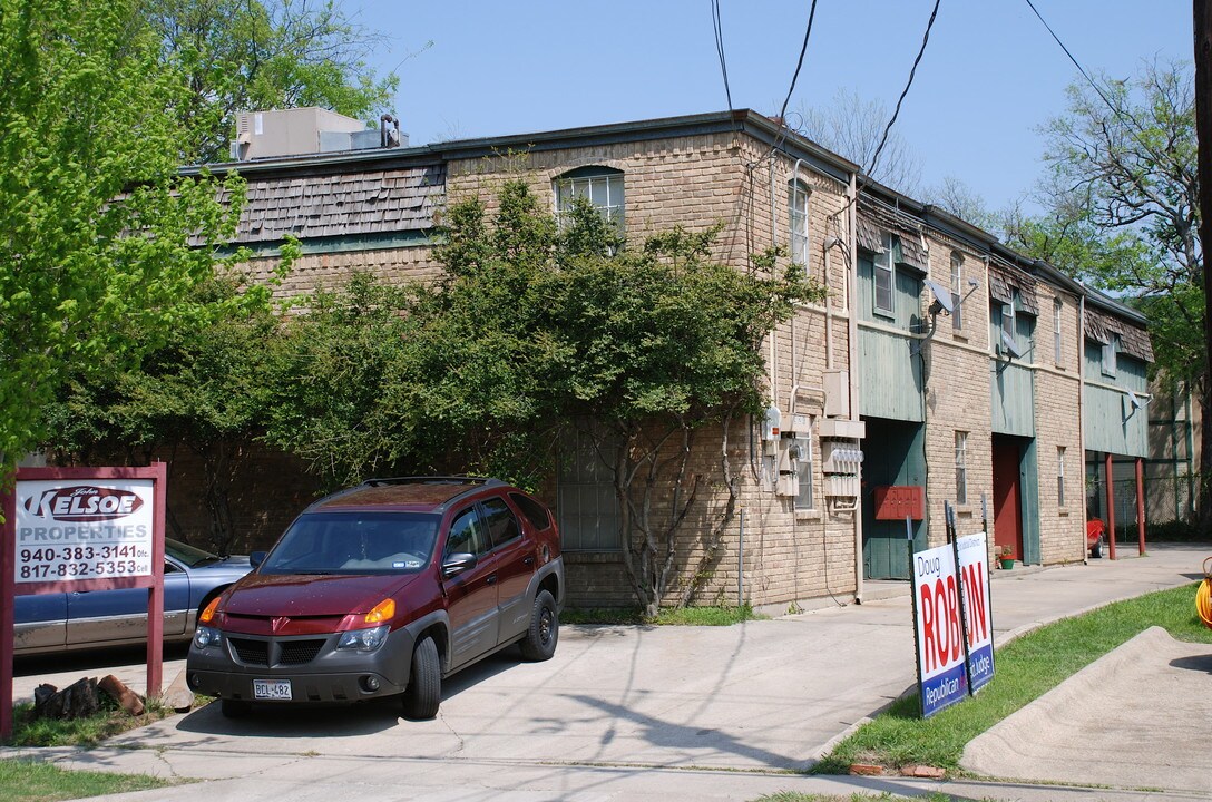 924 N Locust St in Denton, TX - Building Photo