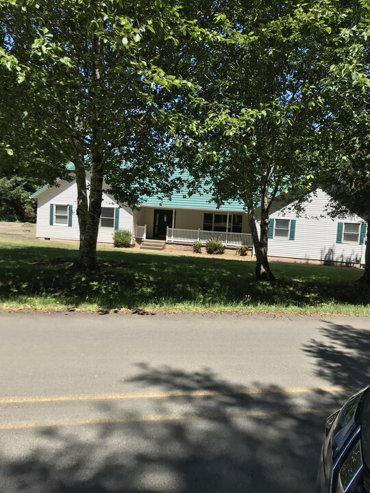 384 Hamer Rd in Siletz, OR - Building Photo