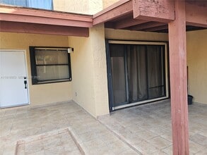 311 W Park Dr in Miami, FL - Building Photo - Building Photo