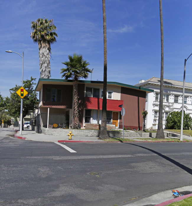 559 S Gramercy Pl in Los Angeles, CA - Foto de edificio - Building Photo