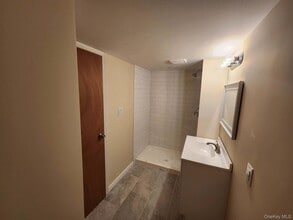 24 Poplar Pl in Bay Shore, NY - Foto de edificio - Building Photo