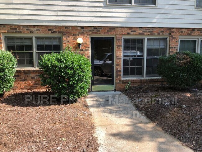 2804 Carriage Dr in Winston-Salem, NC - Building Photo - Building Photo