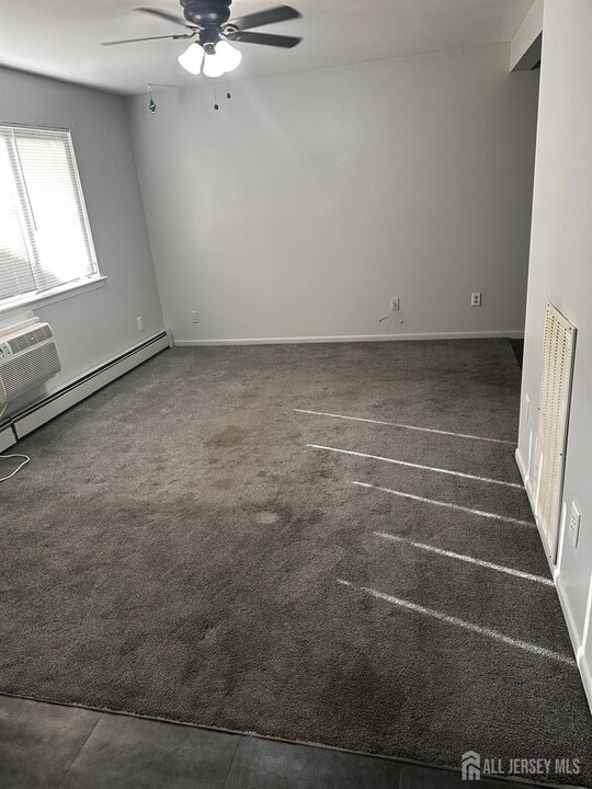 419 Cricket Ln in Woodbridge Township, NJ - Building Photo