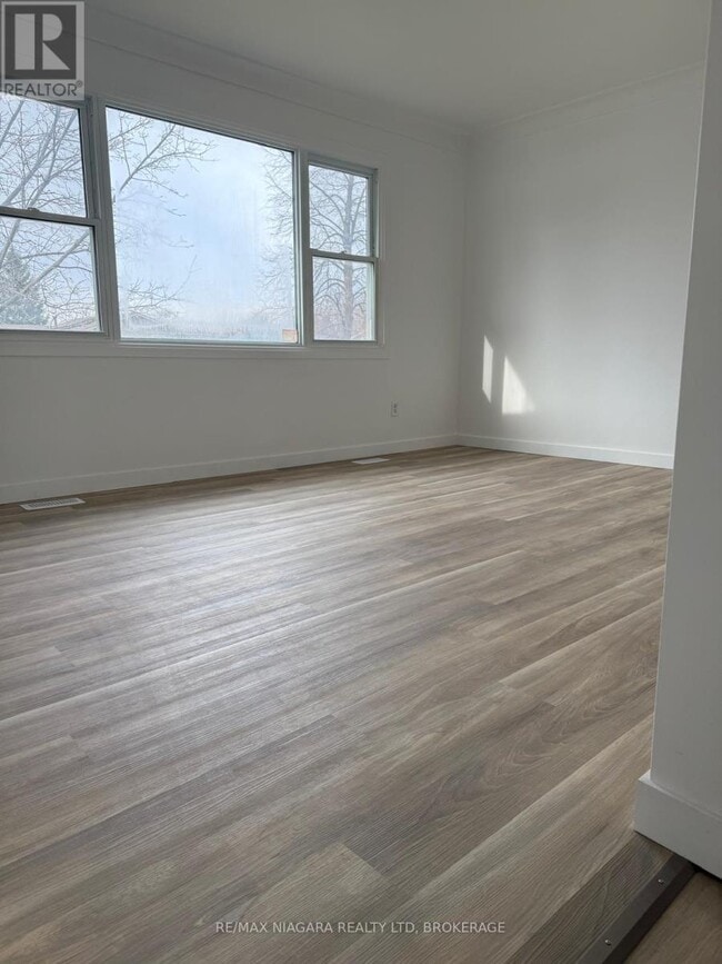 8006 Paddock Trail Dr in Niagara Falls, ON - Building Photo - Building Photo