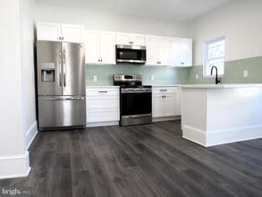 704 Oak Ln in Philadelphia, PA - Building Photo - Building Photo