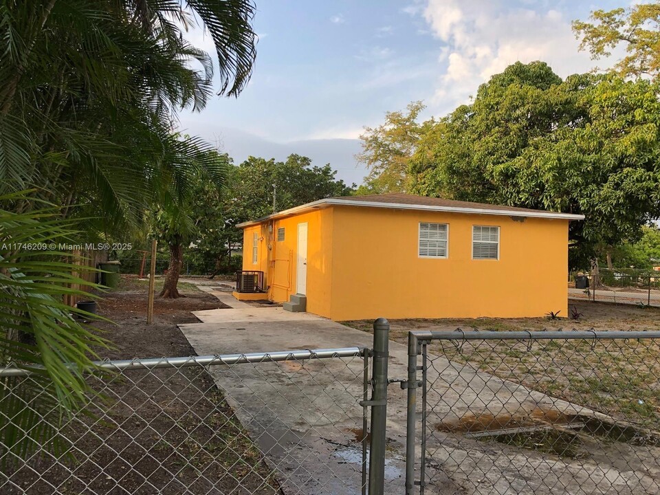 1605 NW 127th St in North Miami, FL - Building Photo