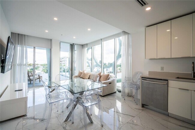 8425 Crespi Blvd in Miami Beach, FL - Building Photo - Building Photo
