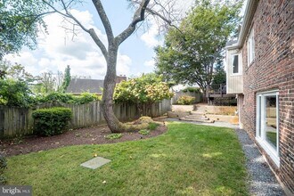 4614 ROXBURY Dr in Bethesda, MD - Foto de edificio - Building Photo