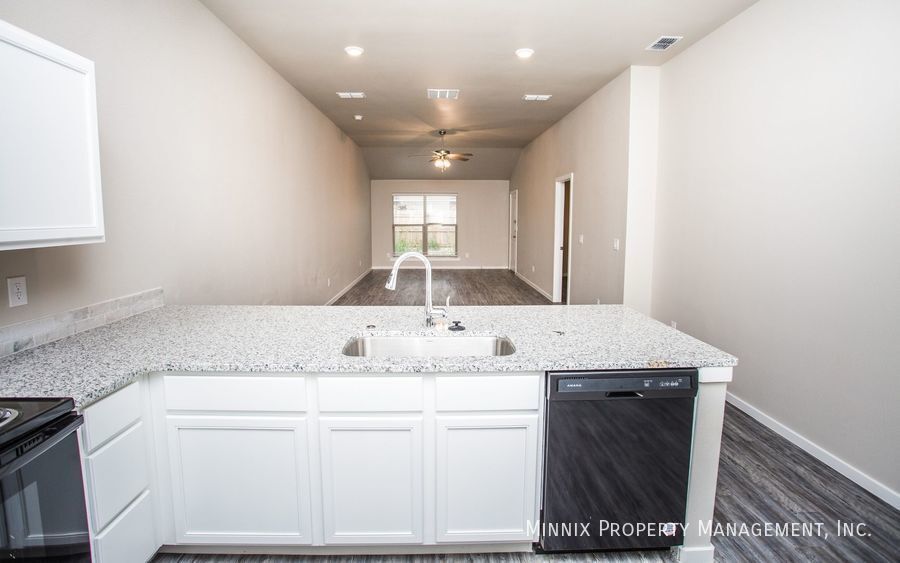 2125 N Ave J Ave in Lubbock, TX - Building Photo