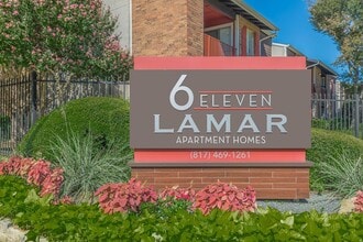 6 Eleven Lamar Apartments in Arlington, TX - Foto de edificio - Building Photo