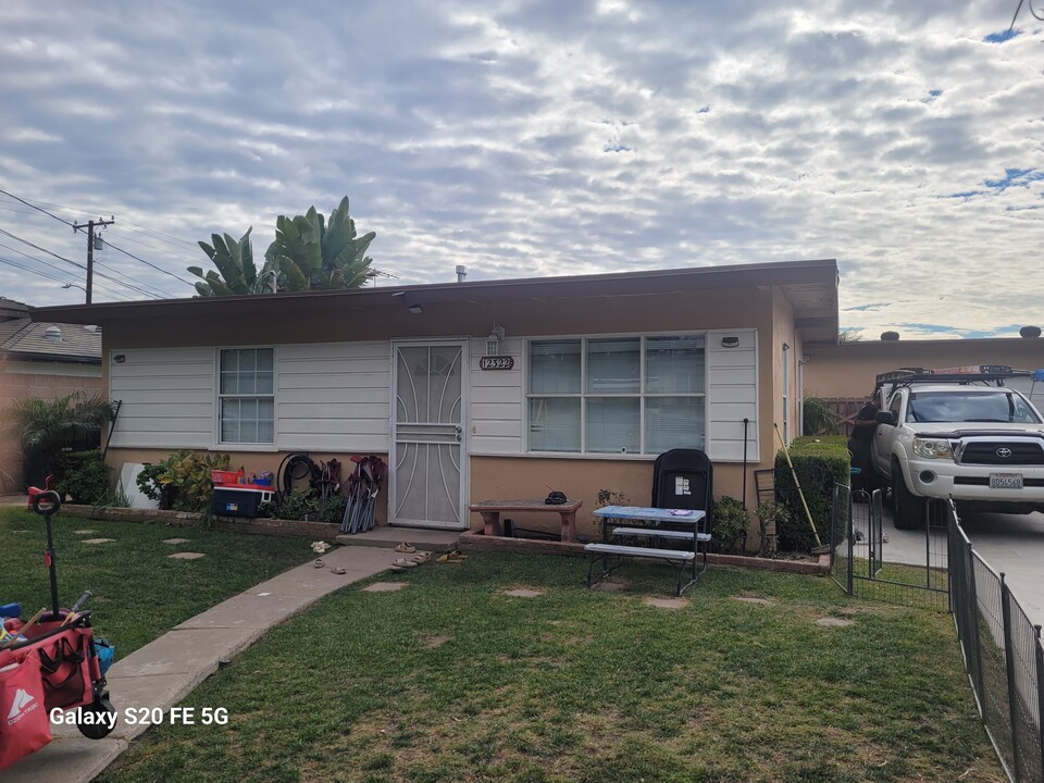 12322 Meadow Dr in Artesia, CA - Building Photo