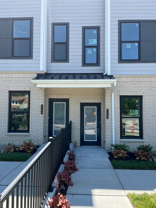 property at 1105 Greenwich Dr