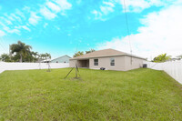 202 SW Aldoro Pl in Port St. Lucie, FL - Foto de edificio - Building Photo