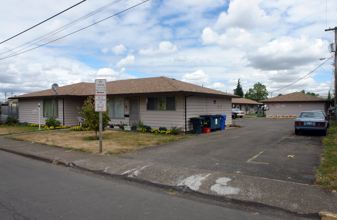 1835 Beach Ave NE in Salem, OR - Foto de edificio