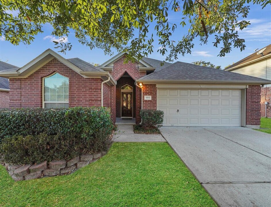 18615 Woodglen Shadows Dr in Humble, TX - Building Photo