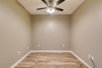 4525 Dean Martin Dr in Las Vegas, NV - Foto de edificio - Building Photo