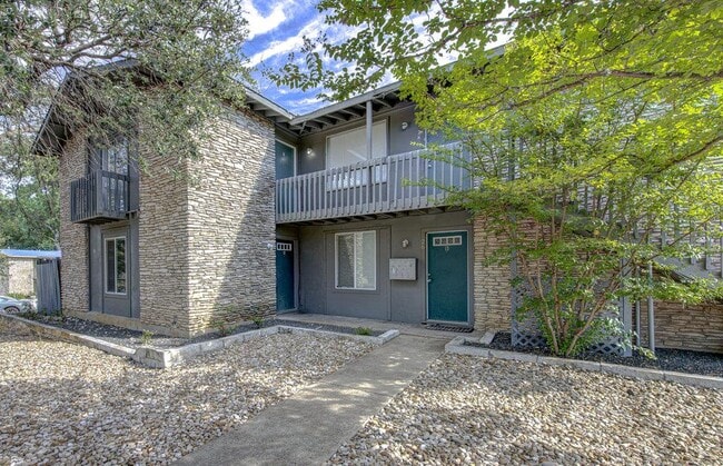 property at 2506 Manor Cir