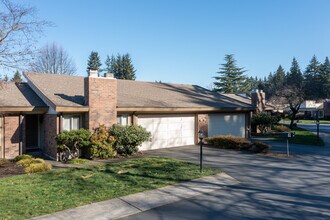 Crossroads Condominiums in Bellevue, WA - Foto de edificio - Building Photo